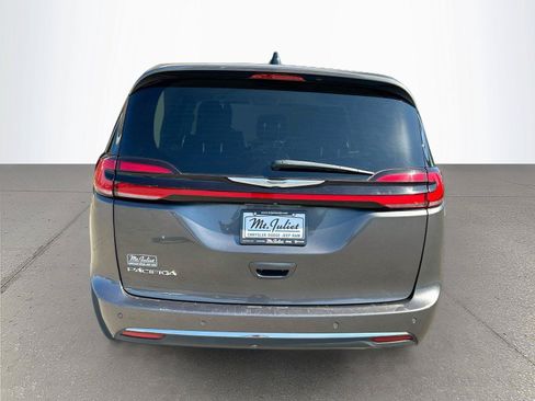 Used 2023 Chrysler Pacifica Touring-L FWD image 5