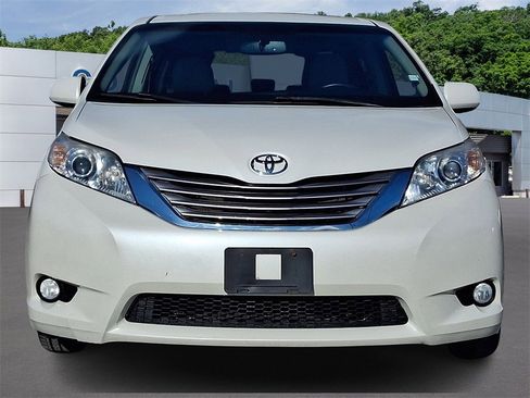 Used 2017 Toyota Sienna XLE Premium image 2