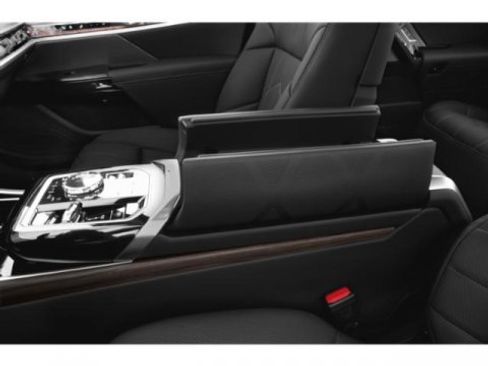 Used 2023 BMW 760i xDrive w/ Parking Assistance Package image 17