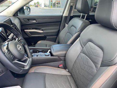 Certified 2025 Nissan Pathfinder Platinum AWD/4WD image 13