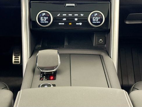 Used 2024 Land Rover Discovery Dynamic SE image 12