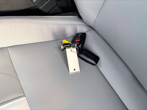 Used 2025 Toyota Camry SE image 13