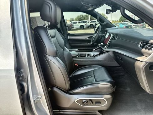 Used 2025 Jeep Wagoneer 4WD image 25
