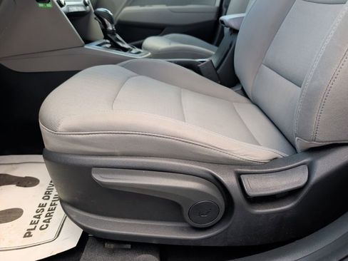 Used 2017 Hyundai Elantra SE image 9