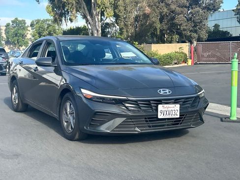 Used 2025 Hyundai Elantra SE FWD image 4
