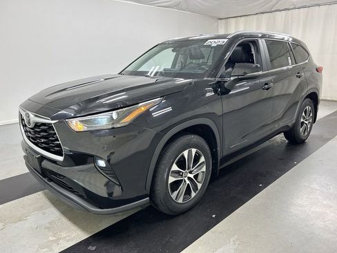 Used 2023 Toyota Highlander XLE AWD/4WD image 5