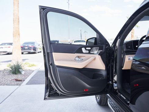 Used 2025 Mercedes-Benz GLS 580 4MATIC image 17