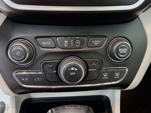 Used 2020 Jeep Cherokee Latitude Plus FWD image 16