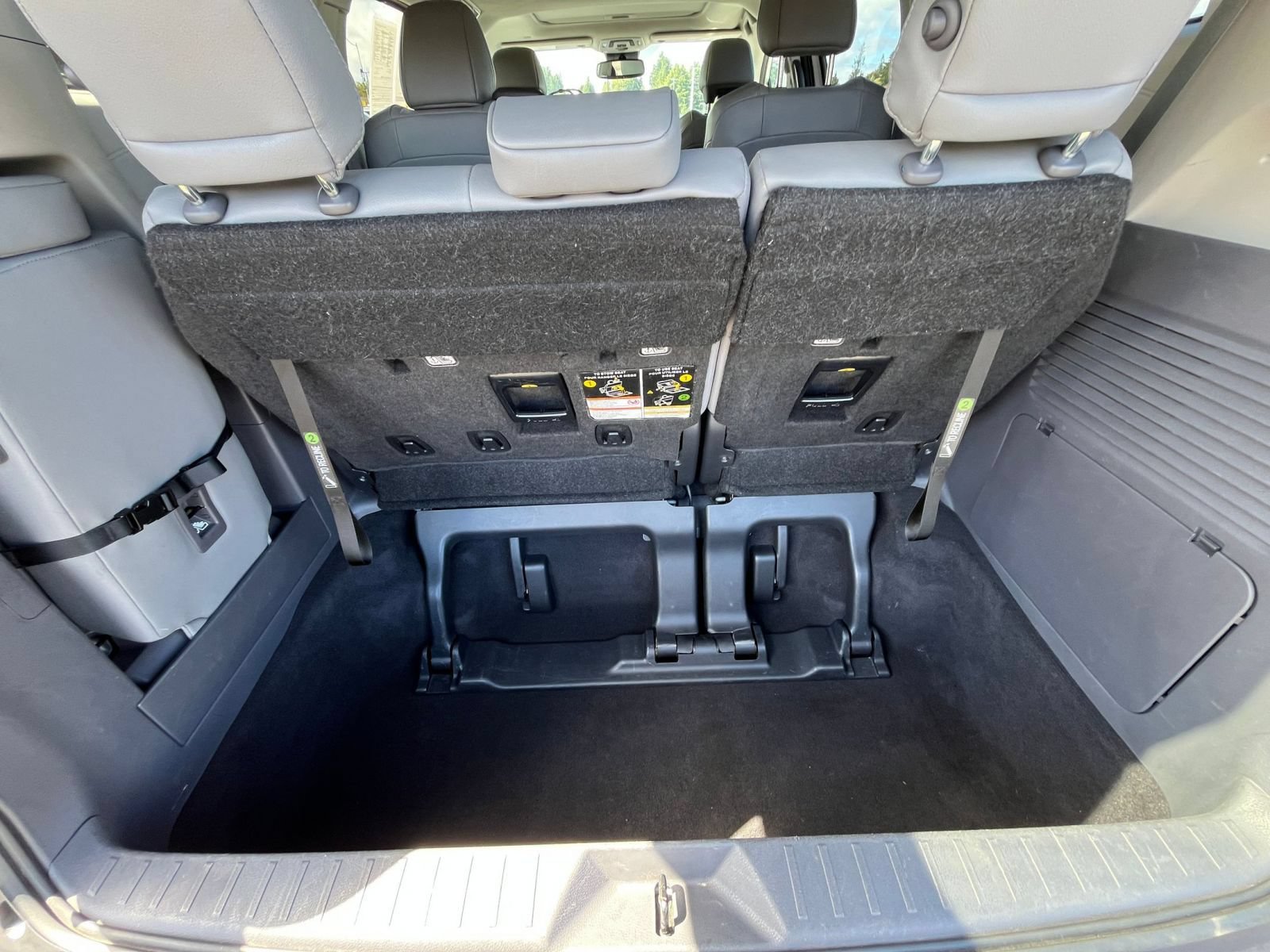 Used 2023 Toyota Sienna XLE FWD image 33