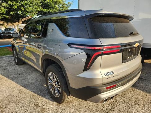Used 2025 Chevrolet Traverse LT FWD image 3
