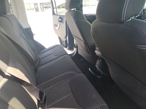 Used 2015 Jeep Wrangler Unlimited Sahara w/ Connectivity Group image 27