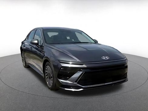 Used 2025 Hyundai Sonata SEL FWD image 2