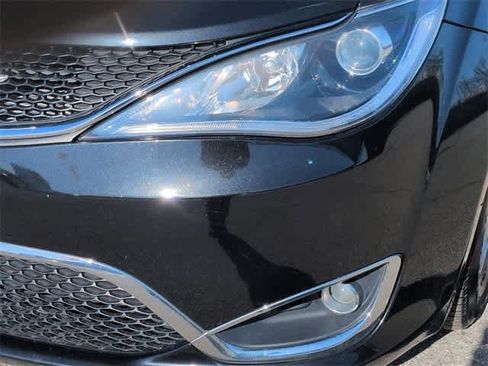 Used 2020 Chrysler Pacifica Touring image 11