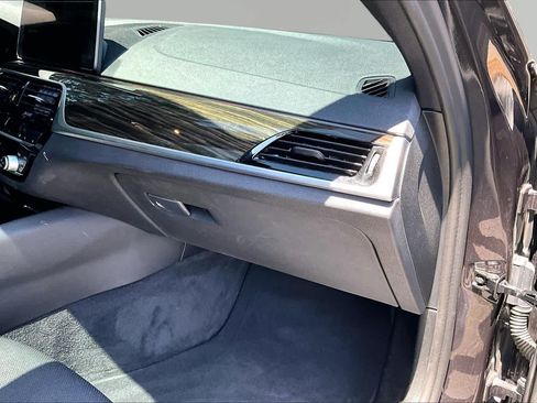 Used 2022 BMW 530i w/ Premium Package RWD image 19