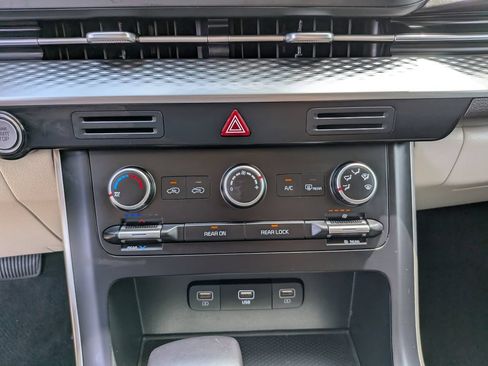 Certified 2024 Kia Carnival LX FWD image 25