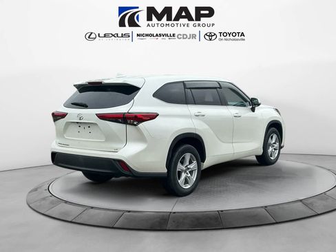 Used 2021 Toyota Highlander LE FWD image 5