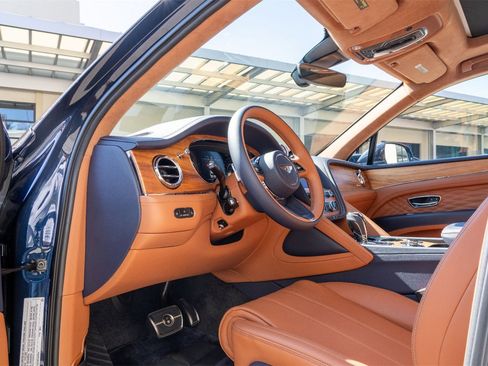 Used 2024 Bentley Bentayga image 17