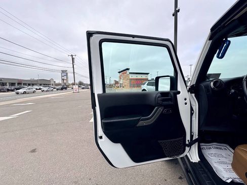 Used 2013 Jeep Wrangler Unlimited Sahara image 19