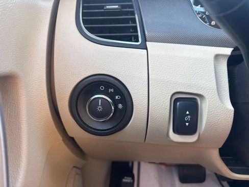 Used 2018 Ford Taurus SE FWD image 17