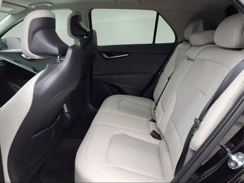 Used 2024 Kia Niro EX Touring image 12