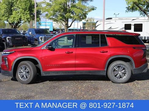 Used 2025 Chevrolet Traverse LT AWD/4WD image 3