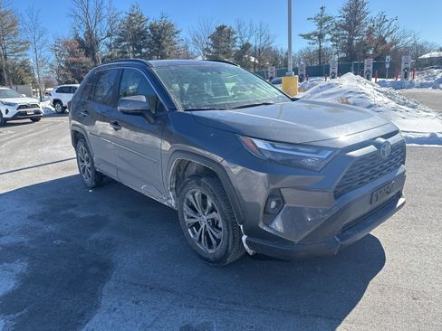 Used 2022 Toyota RAV4 XLE Premium image 3