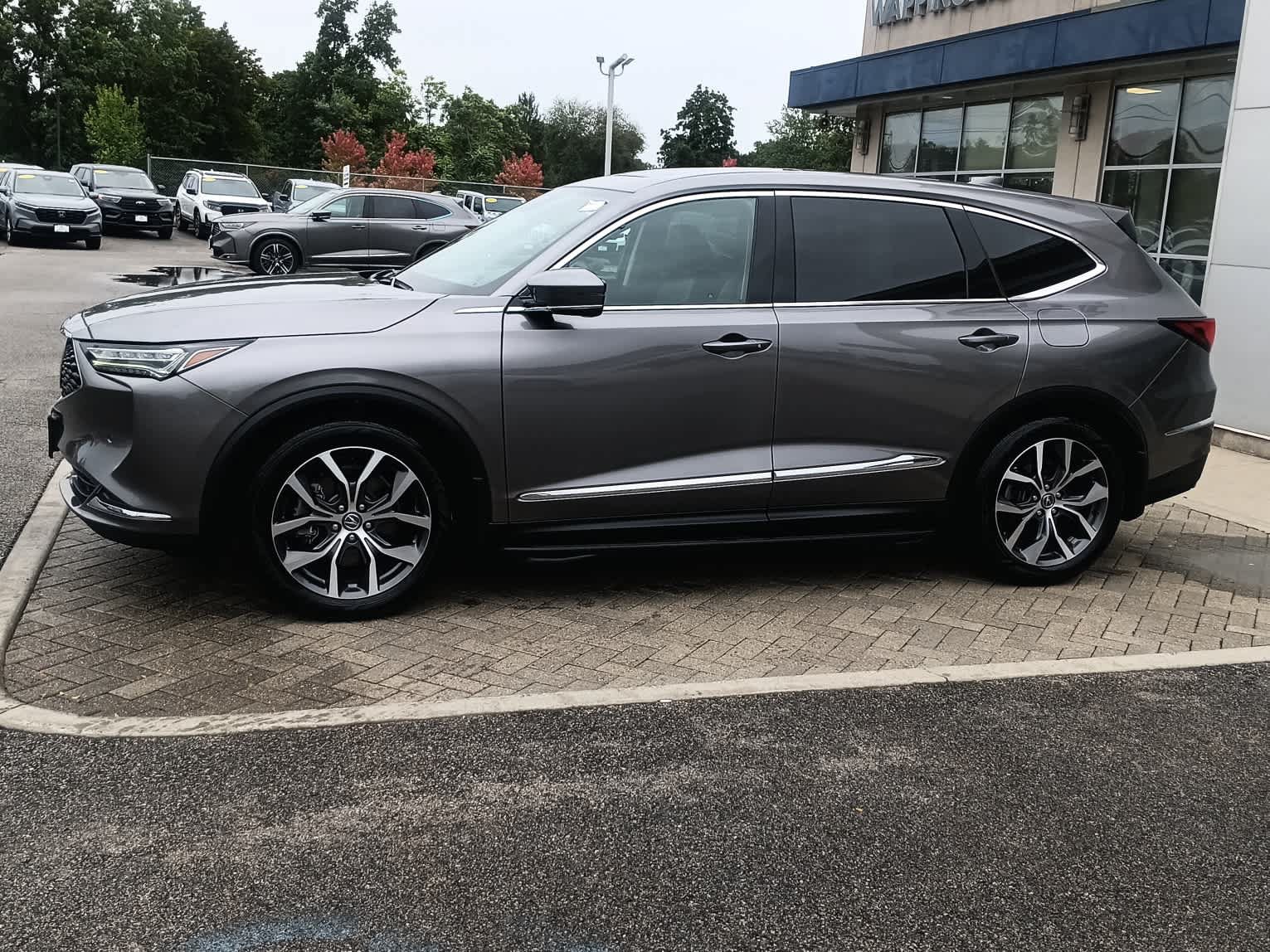 Used 2022 Acura MDX w/ Technology Package AWD/4WD image 2