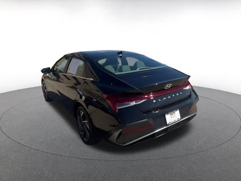 Used 2025 Hyundai Elantra SEL image 11
