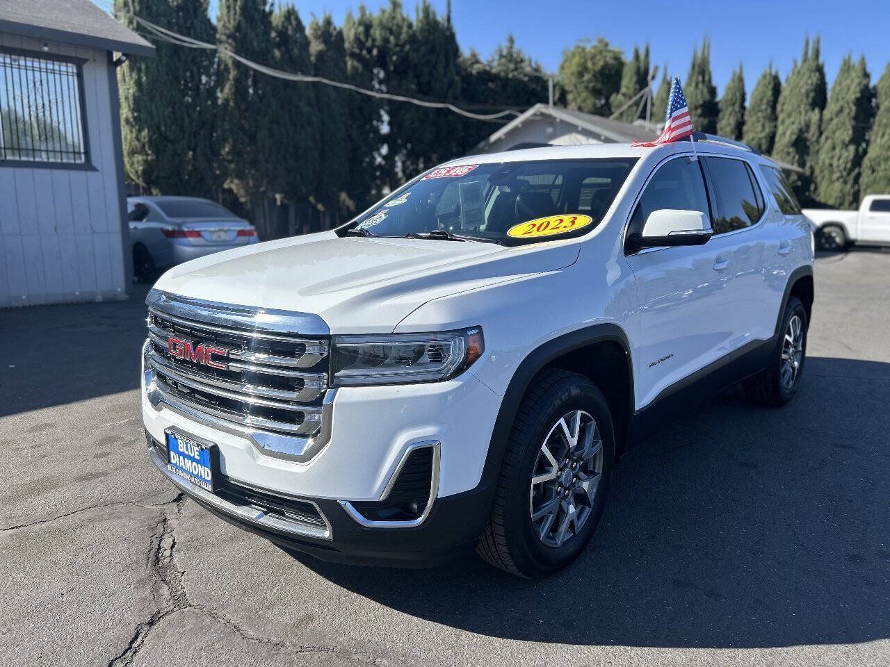Used 2023 GMC Acadia SLT FWD image 4