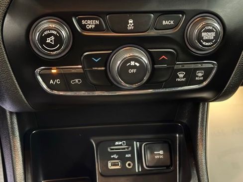 Used 2017 Jeep Cherokee Latitude FWD image 26