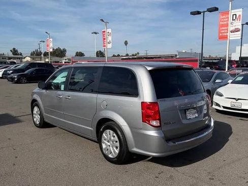 Used 2017 Dodge Grand Caravan SE image 3