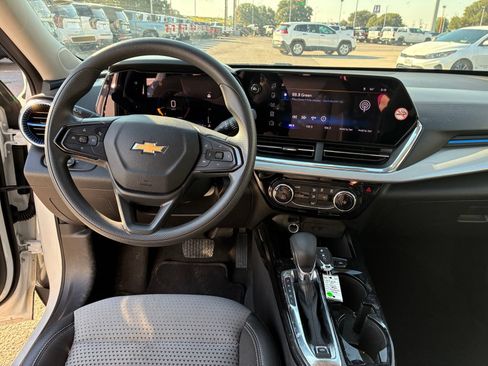 Used 2025 Chevrolet Trax LT FWD image 4