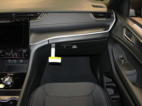 New 2026 Jeep Grand Cherokee Laredo X AWD/4WD image 31
