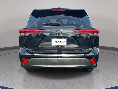 Used 2022 Toyota Highlander XLE image 7