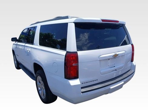 Used 2020 Chevrolet Suburban LT w/ Luxury Package RWD image 3
