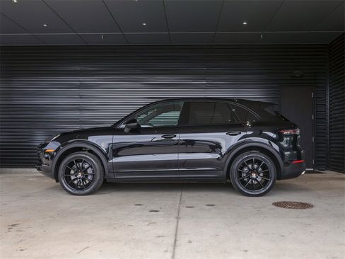Certified 2023 Porsche Cayenne image 2