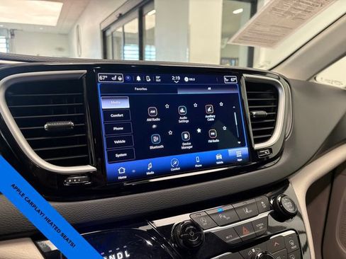 Used 2023 Chrysler Pacifica Touring-L FWD image 16