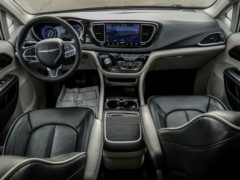 Used 2024 Chrysler Pacifica Limited FWD image 28