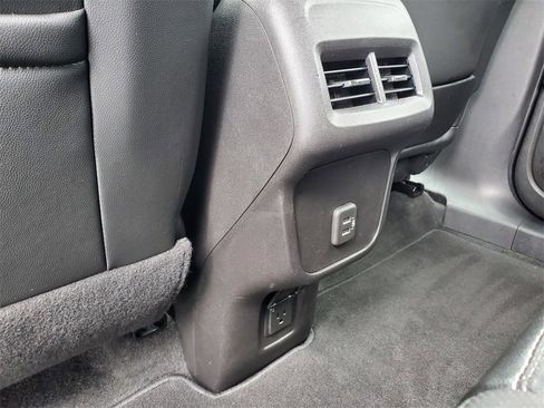 Used 2024 GMC Terrain SLT image 27