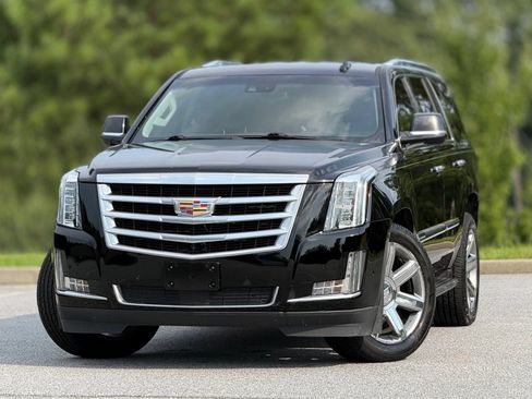 Used 2018 Cadillac Escalade Premium Luxury RWD image 2