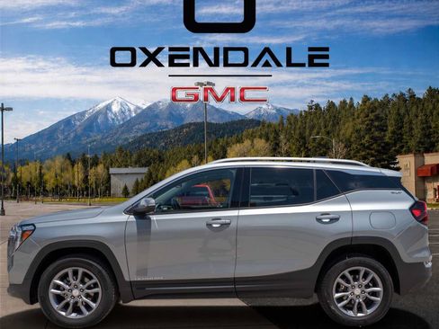 Used 2024 GMC Terrain SLT AWD/4WD image 4