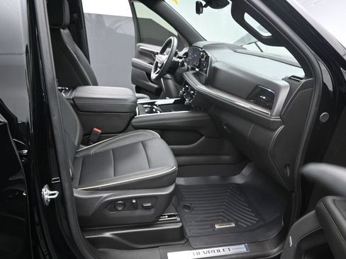 Used 2026 Chevrolet Suburban Premier RWD image 19