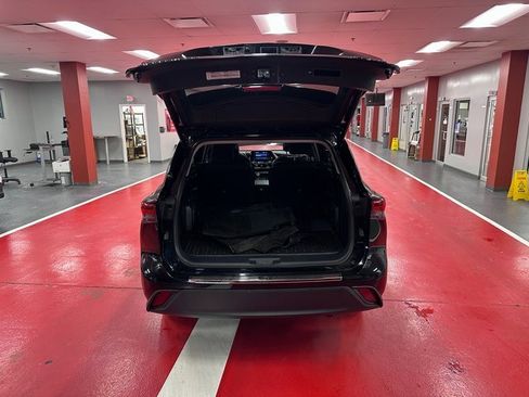 Certified 2022 Toyota Highlander XLE image 23