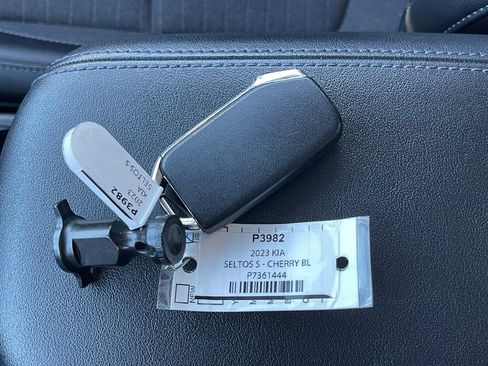 Used 2023 Kia Seltos S w/ Navigation Package FWD image 32