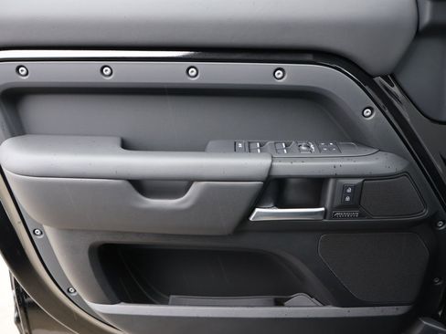 Used 2025 Land Rover Defender 110 X-Dynamic SE image 12