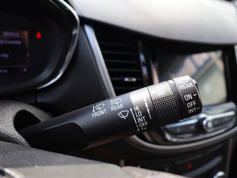 Used 2019 Chevrolet Trax LT w/ LT Convenience Package FWD image 17