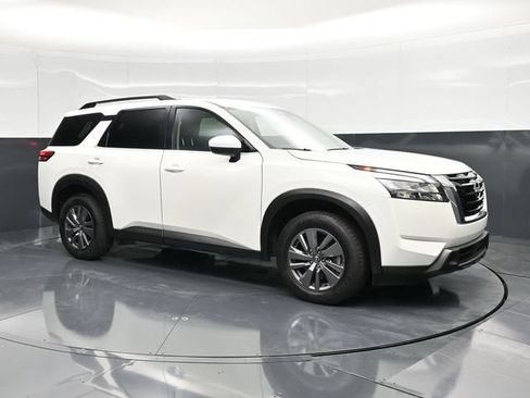 Used 2025 Nissan Pathfinder SV FWD image 3