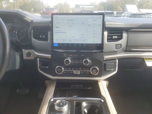 Used 2022 Ford Expedition XLT image 10
