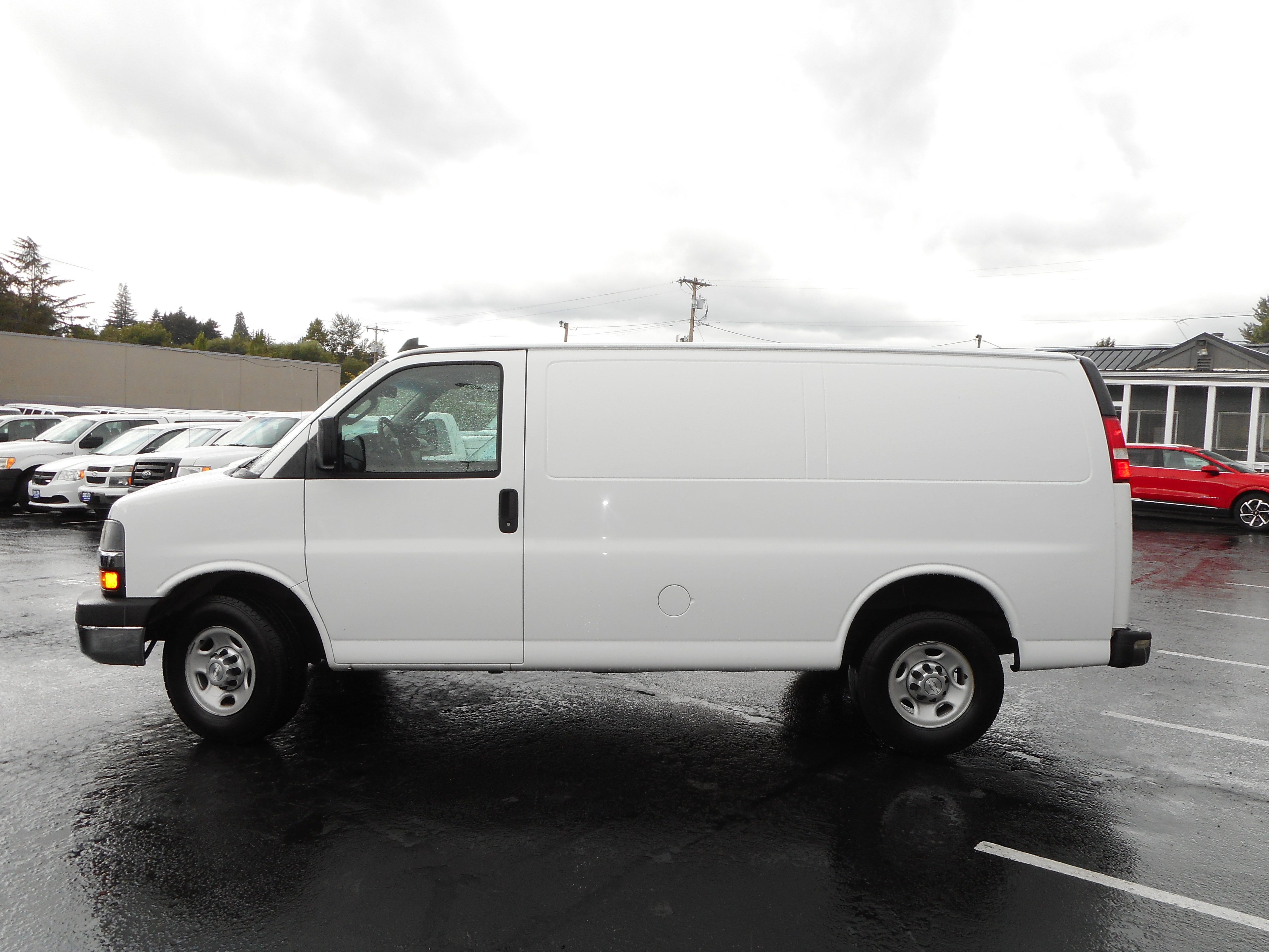 Used 2016 Chevrolet Express 2500 RWD image 2
