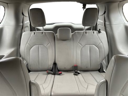 Used 2021 Chrysler Pacifica Touring-L image 42